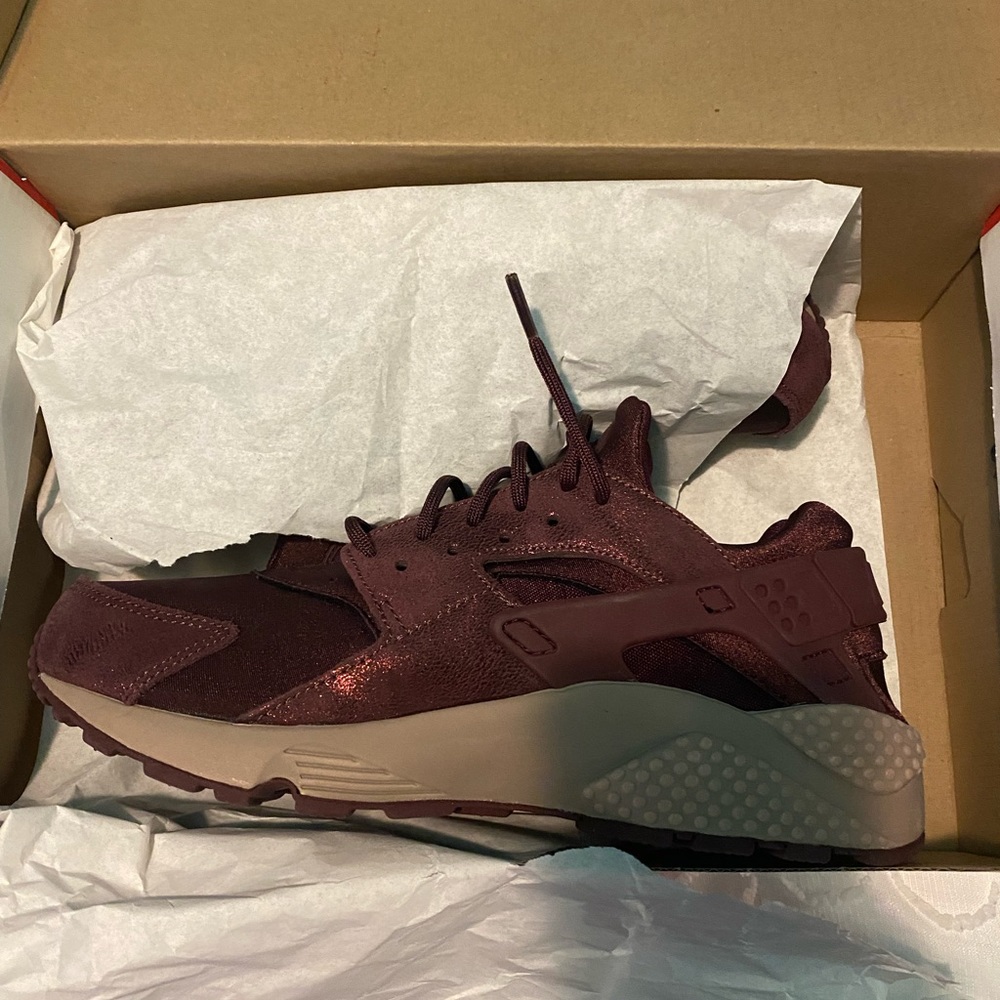 Nike Womens Air Huarache Run. Burgundy. Size 9.